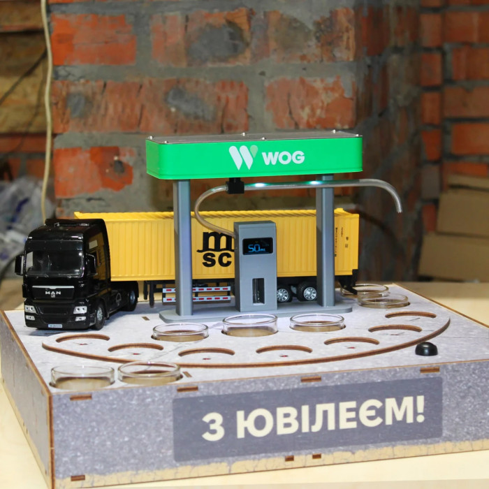 Автоматичний наливатор алкоголю у вигляді АЗС (автомобіль) на 7 чарок