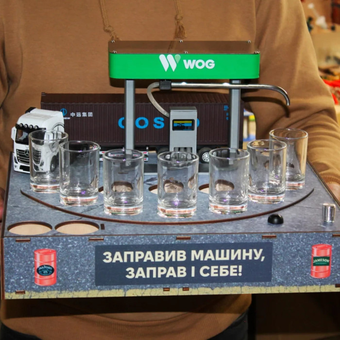 Автоматичний наливатор алкоголю у вигляді АЗС (фура) на 4-7 чарок
