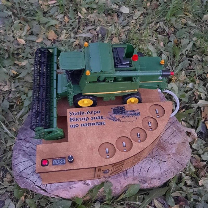 Наливатор алкоголя "Комбайн John Deere" на 5 рюмок (диспенсер алкоголя, алконаливатор) с встроенным аккумулятором
